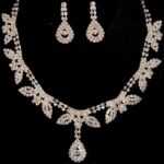 Parure élégante collier et boucles couleur argent